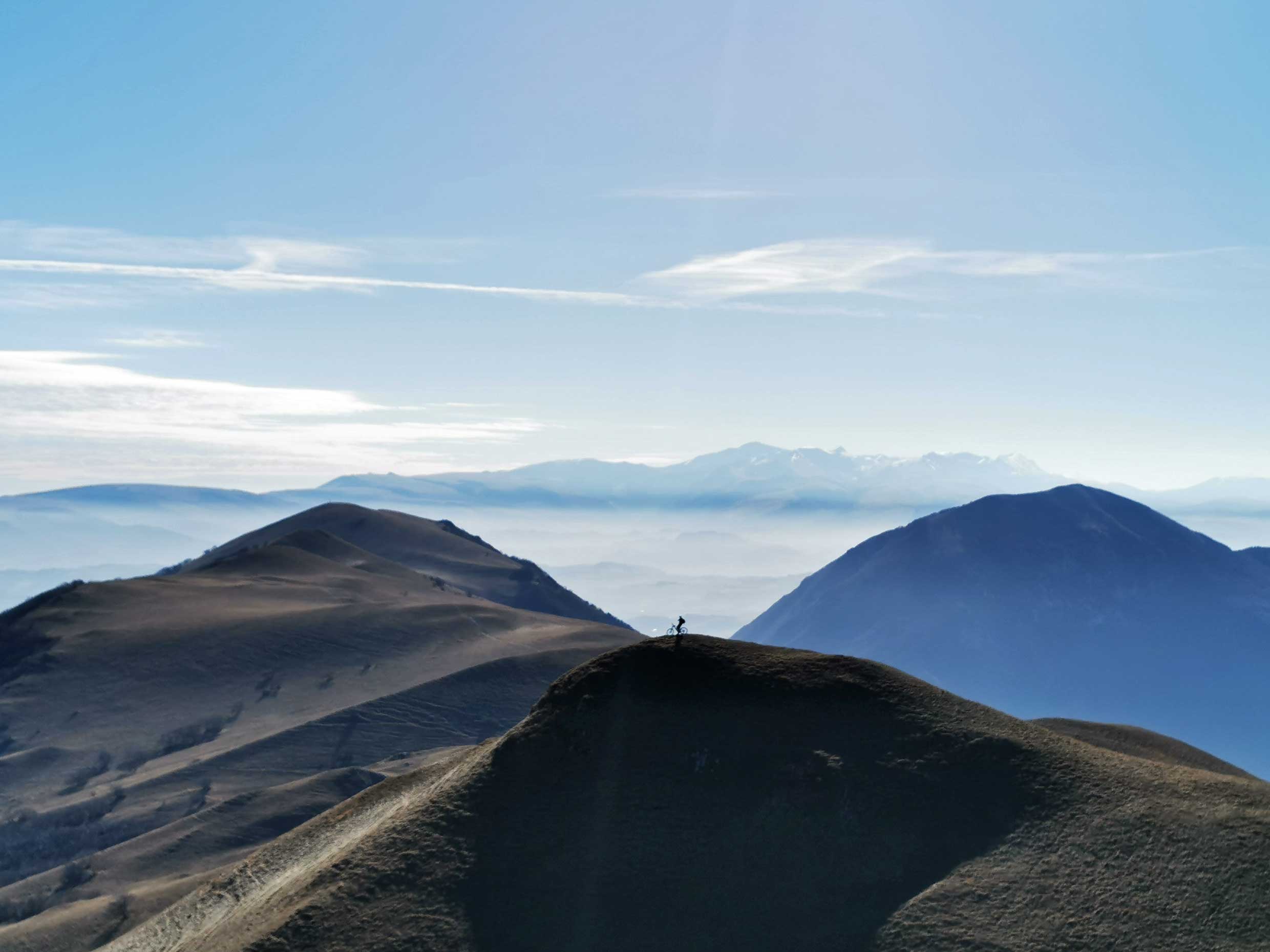 Veduta panoramica sul Monte Castel Santa Maria dalla vetta del Monte Tre Pizzi. Foto di Mario Minati